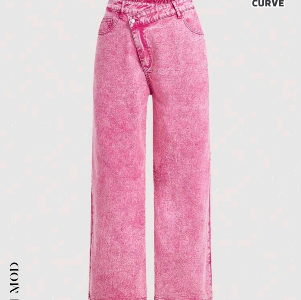 SHEIN MOD Plus Size Women's Sweet Pink Jeans With Love-Shaped Pockets.